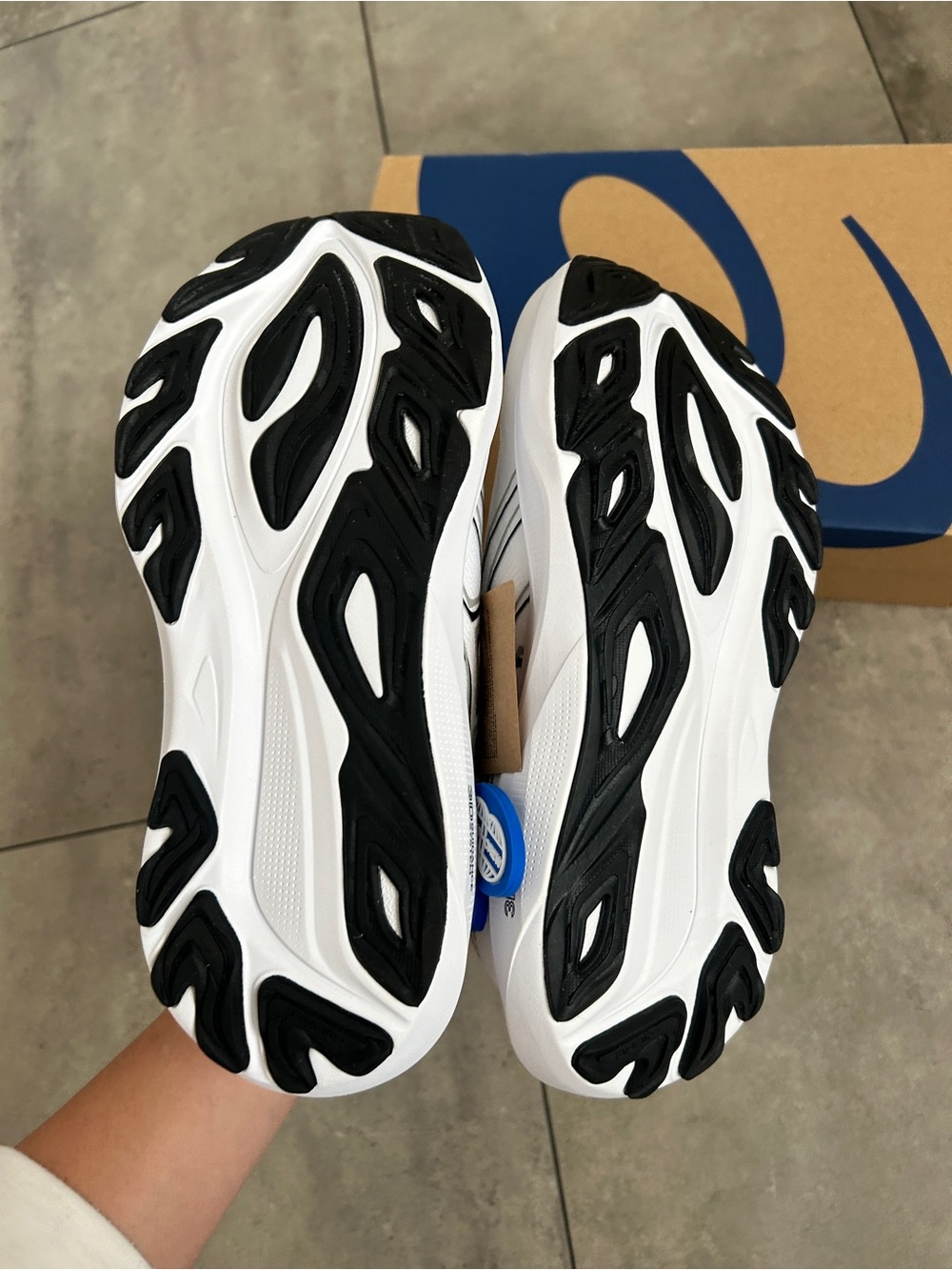 NEW ASICS Women's GT-2000 14 Running Shoes white black 6 - Picture 4 of 8
